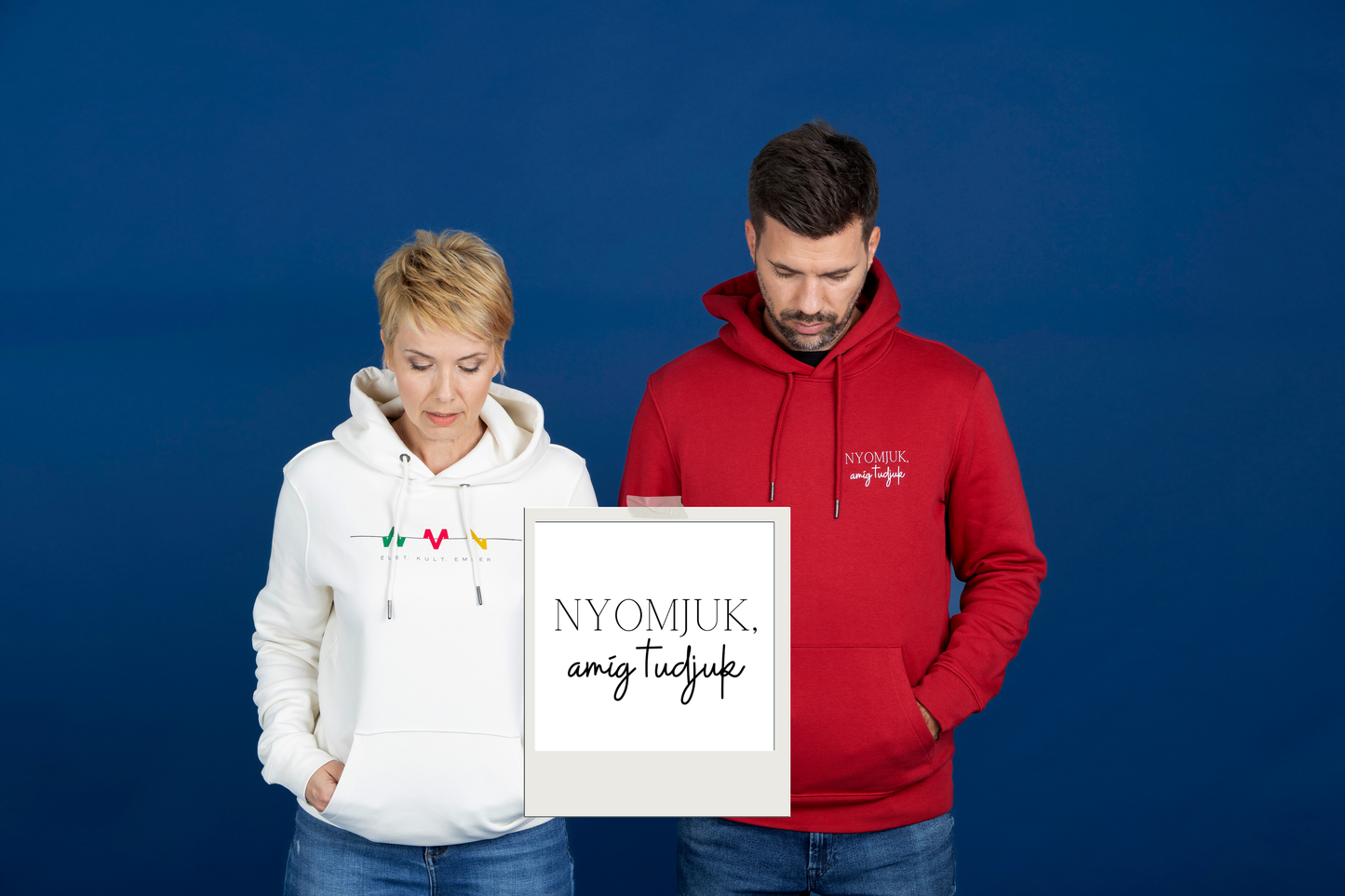 Nyomjuk, amíg tudjuk! kapucnis pulcsi